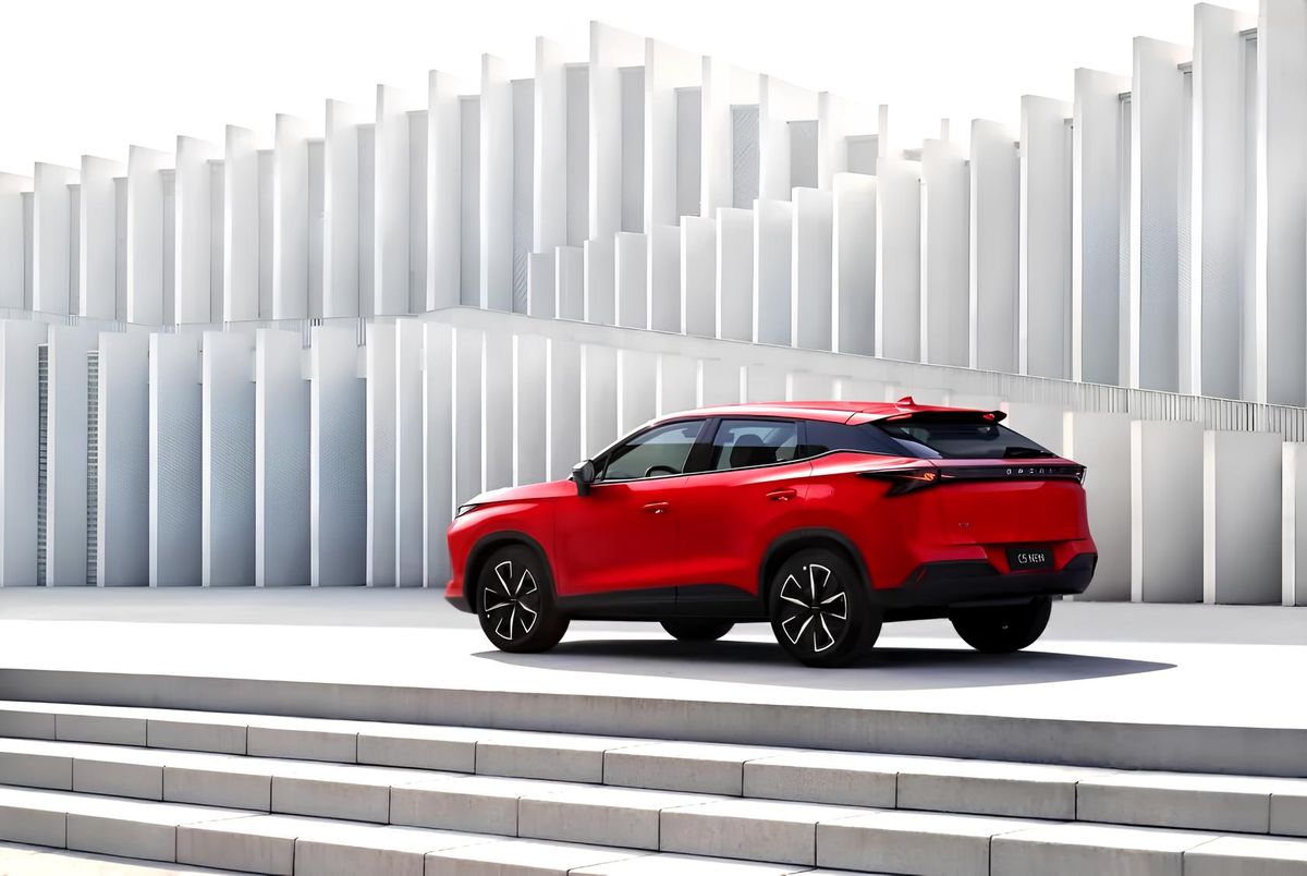 Фото Omoda C5 - вид сбоку