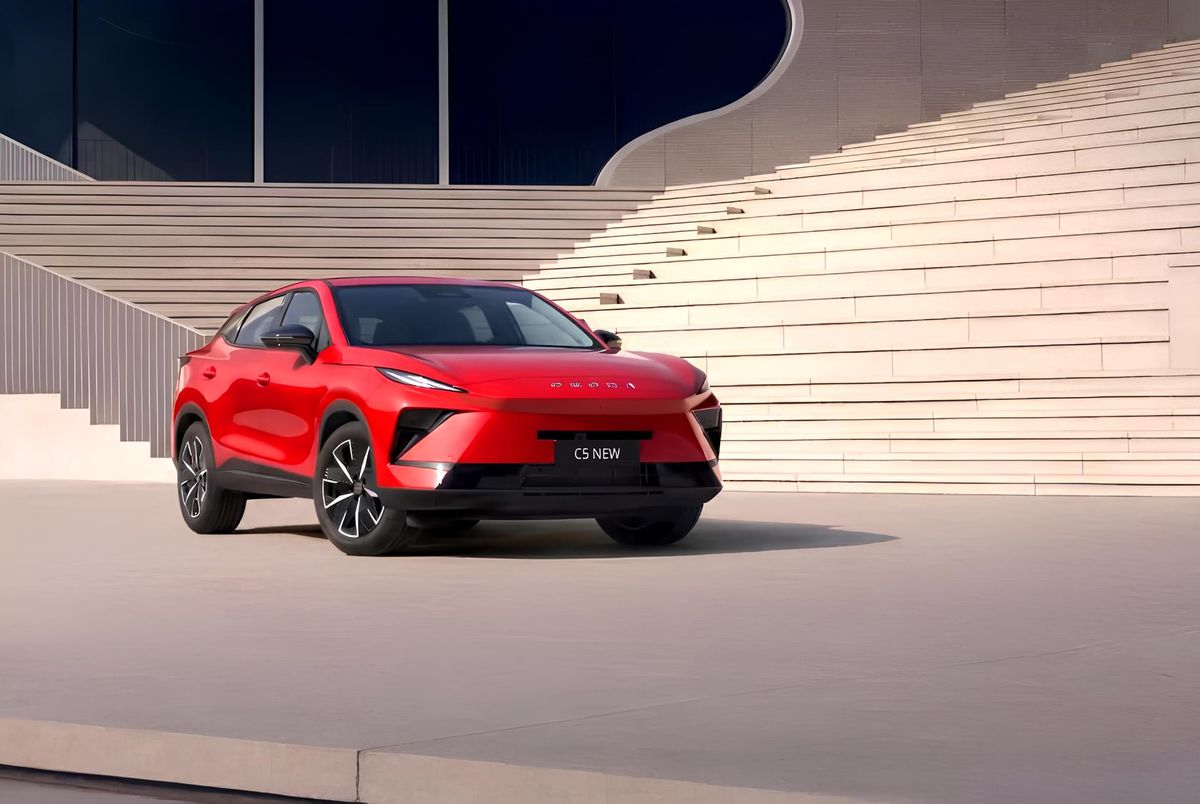 Фото Omoda C5 - вид спереди